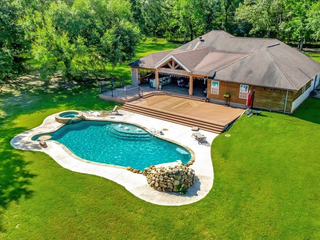 Land Listing Agent Photo