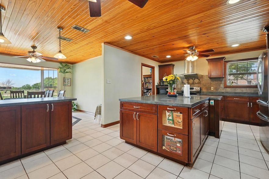 Land Listing Agent Photo