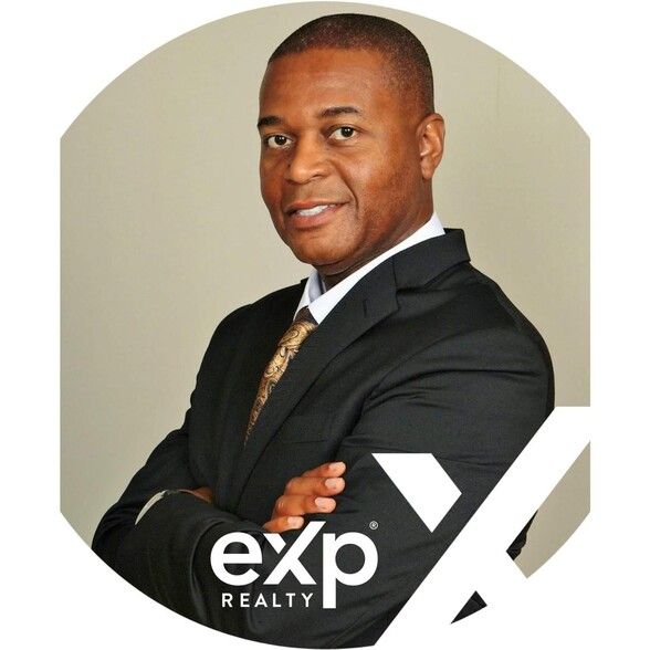 Land Listing Agent Photo