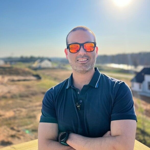 Land Listing Agent Photo