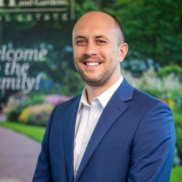 Land Listing Agent Photo