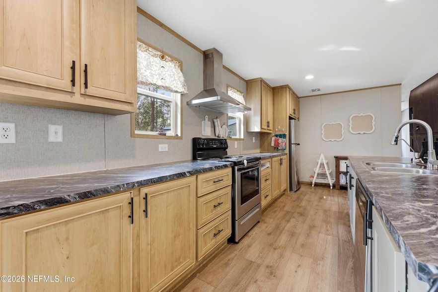 Land Listing Agent Photo