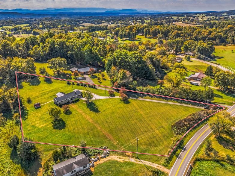 Land Listing Agent Photo