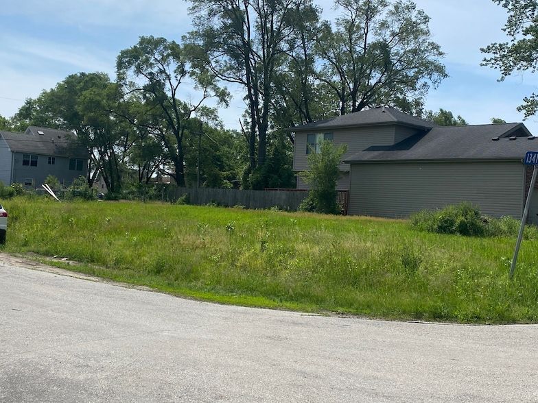 Land Listing Agent Photo
