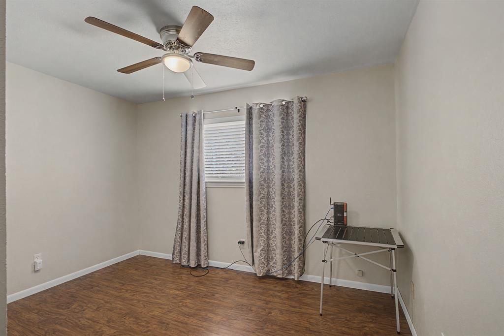 Land Listing Agent Photo