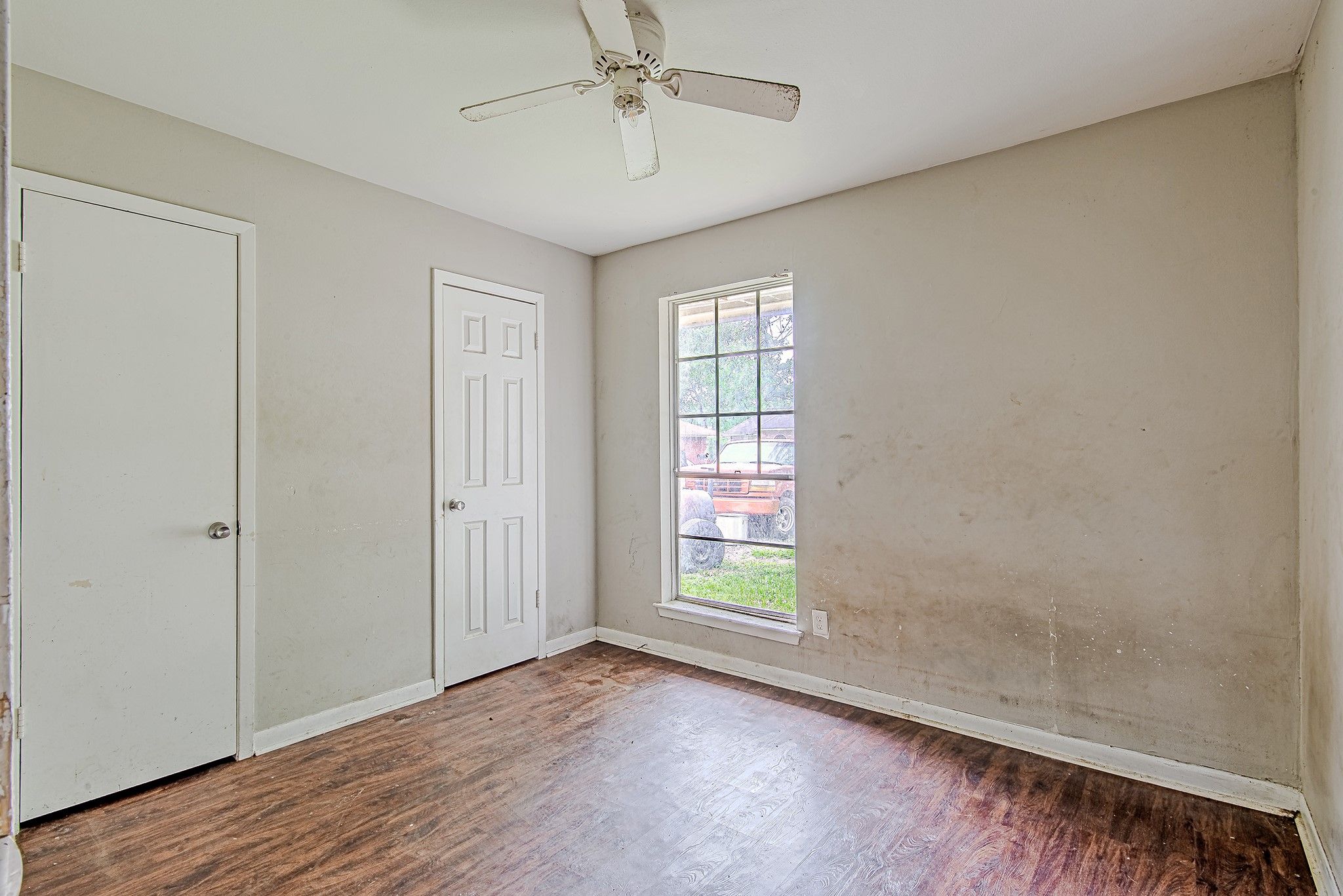 Land Listing Agent Photo