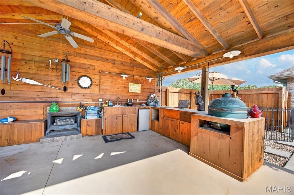 Land Listing Agent Photo