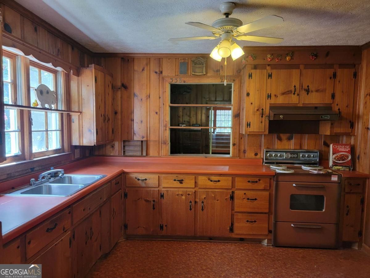 Land Listing Agent Photo